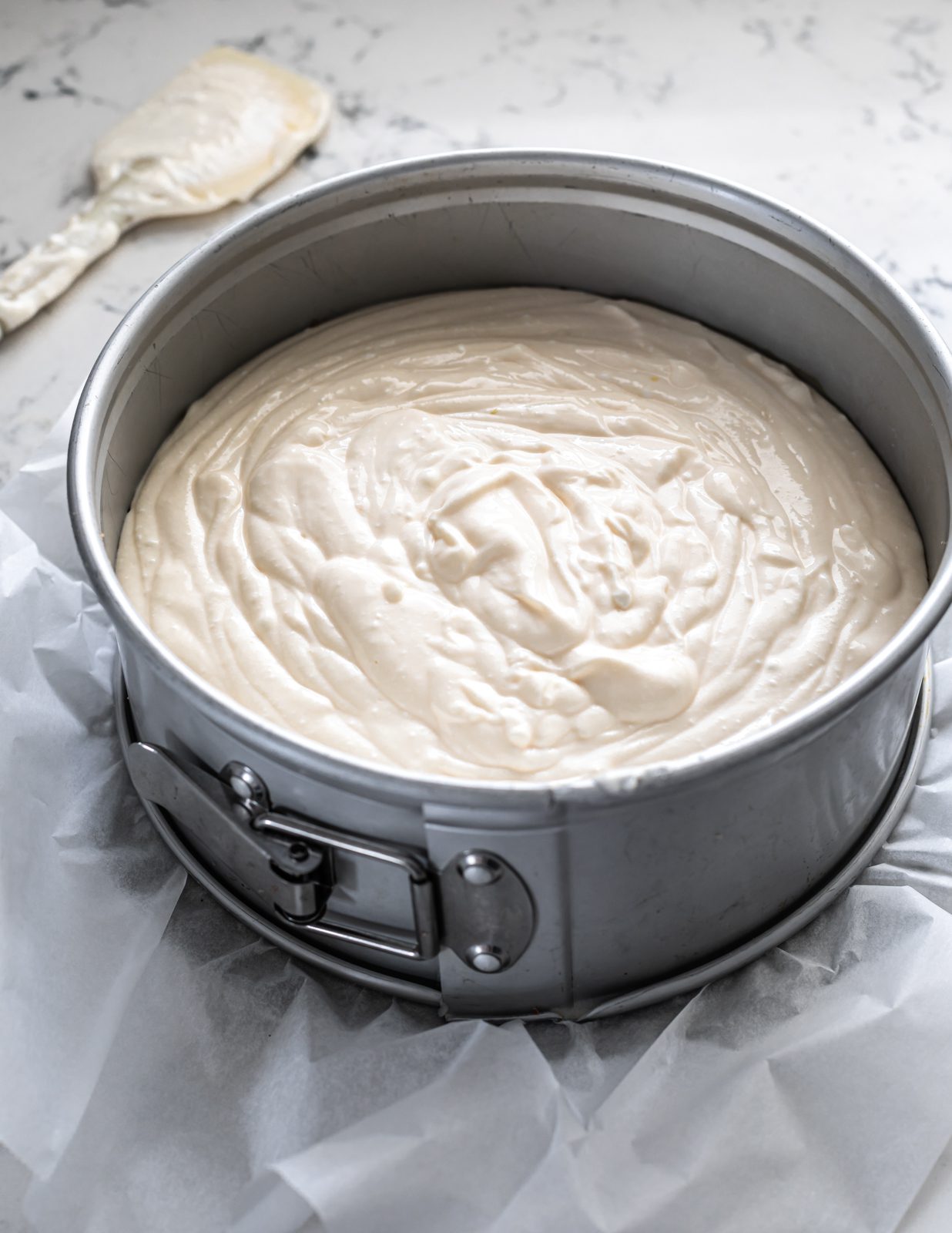 הכנת עוגת גבינה ללא קמח בתבנית קפיצית לפני האפייה-שני סנדרס