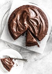 עוגת שוקולד חלב ויוגורט יווני-שני סנדרס