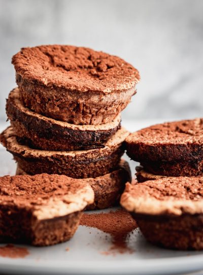 עוגות פונדנט שוקולד בתבנית מאפינס-שני סנדרס