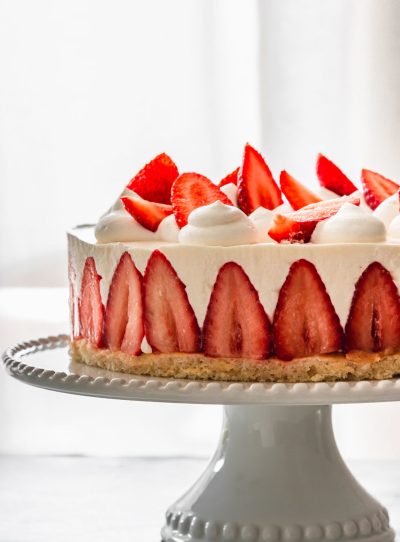 עוגת תותים צרפתית- פרזייה-fraisier- שכבות של עוגת ג׳ינואז קרם דיפלומט ותותים. מתכון וצילום-שני סנדרס